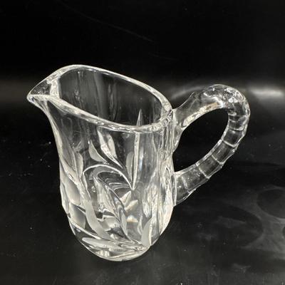 Crystal small pitchers, napkins.