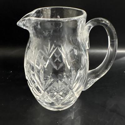 Crystal small pitchers, napkins.