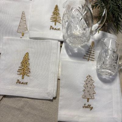 Crystal small pitchers, napkins.