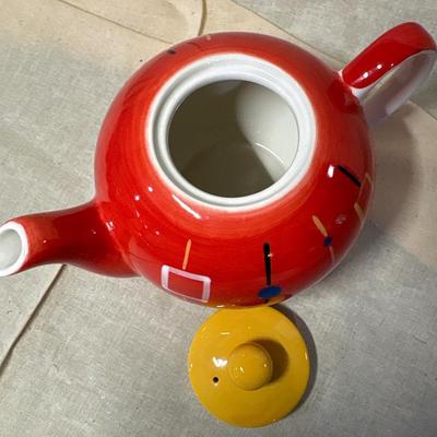 Fun bright colored t-pot!