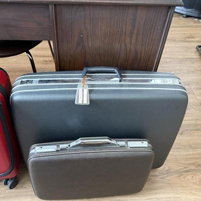 Travel Suitcase Lot (7)