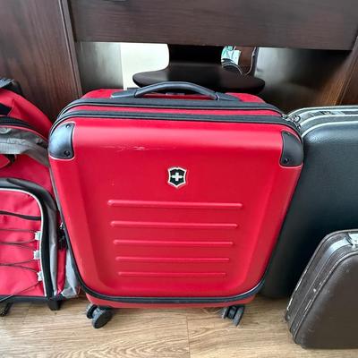 Travel Suitcase Lot (7)