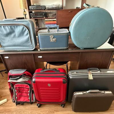 Travel Suitcase Lot (7)