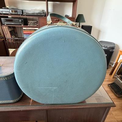 Travel Suitcase Lot (7)