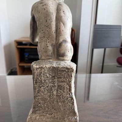 “The Thinker” resign statue