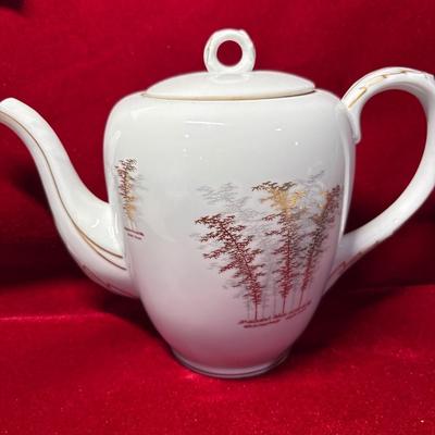 Fukagawa Arita porcelain tea pot