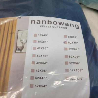 Sale Photo Thumbnail #1041: This is a flat mop and bucket set with the following features:
Features a dual-chambered bucket that separates clean and dirty water. 
The mop head has a flexible 360-degree swivel head for hard-to-reach places. 
Includes reusable, machine-washable microf