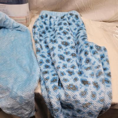 Sale Photo Thumbnail #1067: A split king sheet set gives you an extra fitted sheet and these are the softest pajamas I've ever touched