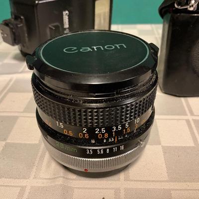 Sale Photo Thumbnail #287: Camera w/case, lens, flash