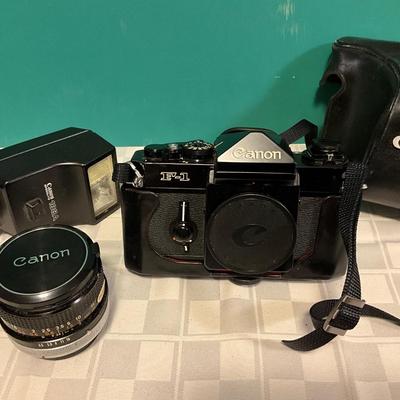 Sale Photo Thumbnail #284: Camera w/case, lens, flash