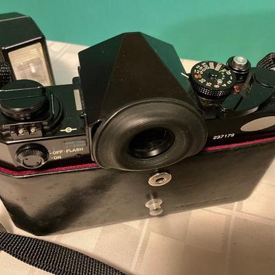 Sale Photo Thumbnail #285: Camera w/case, lens, flash