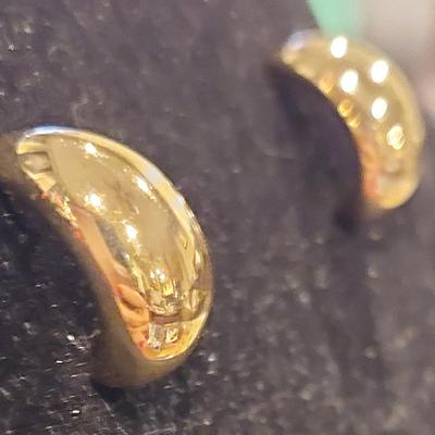 Gold tone fashion earrings