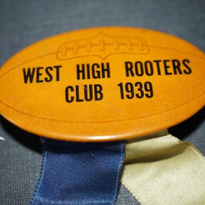 Sale Photo Thumbnail #171: vintage cereal box pins and other. 1940's and up. 
Roy Rogers and Mike Shaw pins included
20 in all . They measures from 1/2" to 1" round, 
condition is good for the age. Some slight wear and discoloration to a few