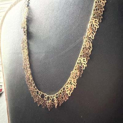 Gold tone leaf fashion necklace
