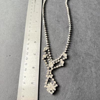 Vintage silver tone rhinestone beautiful necklace
