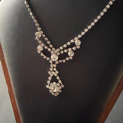 Vintage silver tone rhinestone beautiful necklace