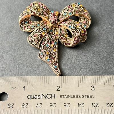 Beautiful colorful bow fashion pin