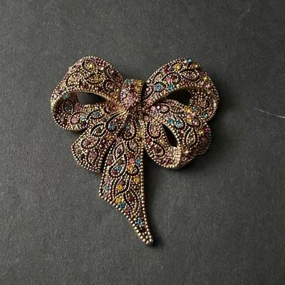 Beautiful colorful bow fashion pin