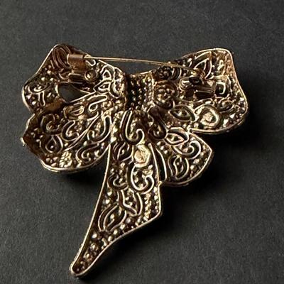 Beautiful colorful bow fashion pin