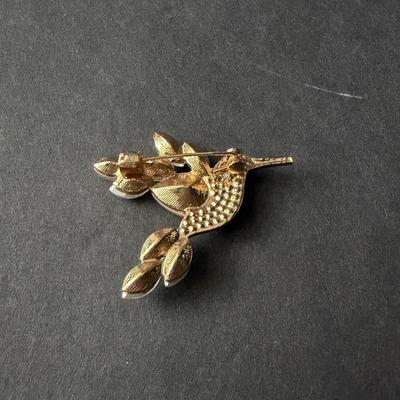 hummingbird brooch featuring aurora borealis type rhinestones in a silver-tone