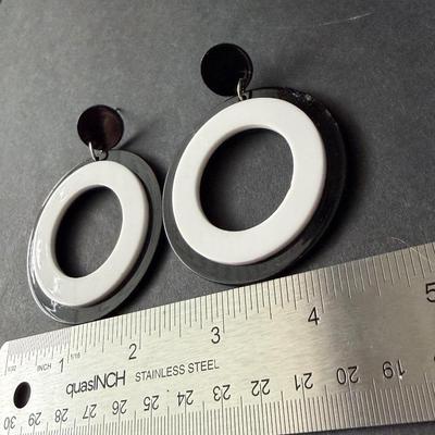 Black and white hoop fashion earrings