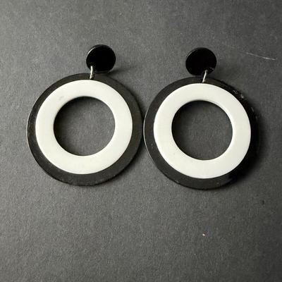 Black and white hoop fashion earrings