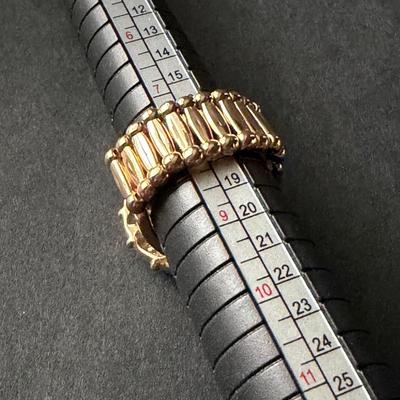 Beautiful gold tone stretchy fashion ring