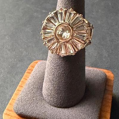 Beautiful gold tone stretchy fashion ring