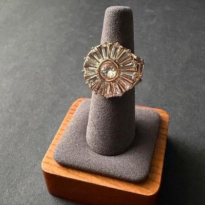 Beautiful gold tone stretchy fashion ring