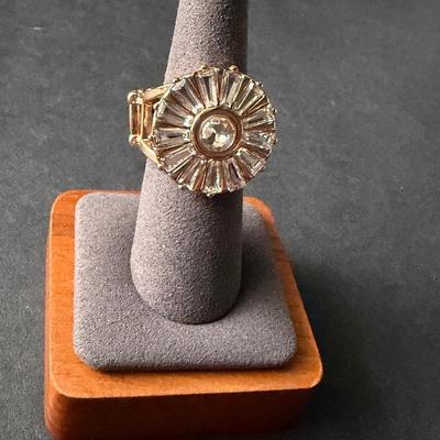 Beautiful gold tone stretchy fashion ring