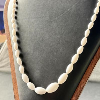 Vintage beautiful milk glass beads necklace
