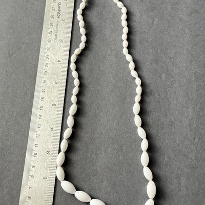 Vintage beautiful milk glass beads necklace