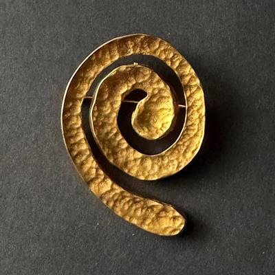 Gold tone swirl brooch vintage
