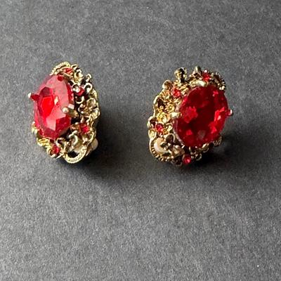 Vintage gold tone beautiful red clip on earrings