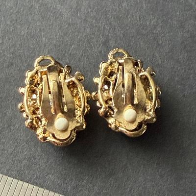 Vintage gold tone beautiful red clip on earrings