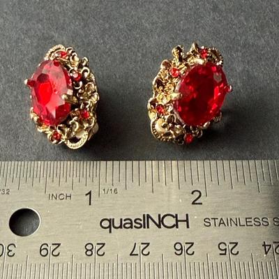 Vintage gold tone beautiful red clip on earrings