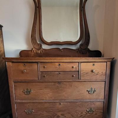 LOT 25M: Antique Tiger Oak Wood Dresser w Vanity Mirror