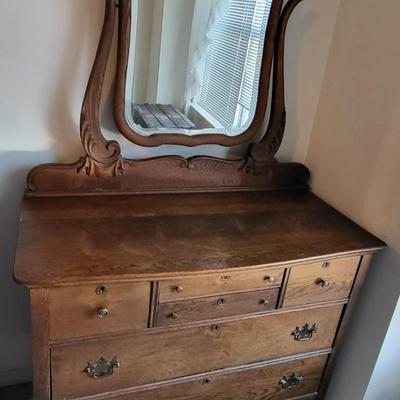 LOT 25M: Antique Tiger Oak Wood Dresser w Vanity Mirror
