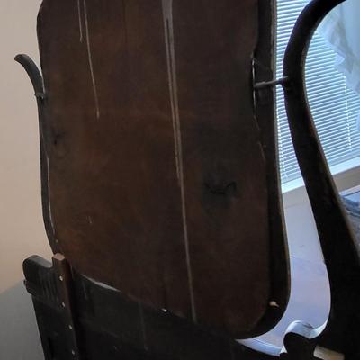 LOT 25M: Antique Tiger Oak Wood Dresser w Vanity Mirror