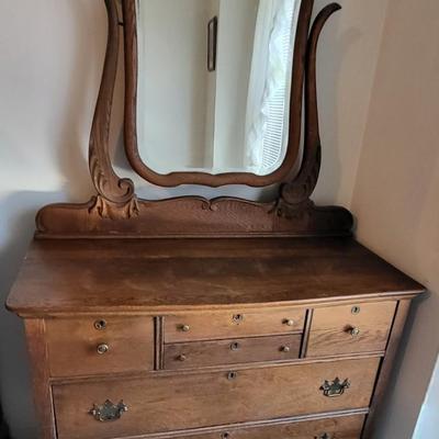 LOT 25M: Antique Tiger Oak Wood Dresser w Vanity Mirror