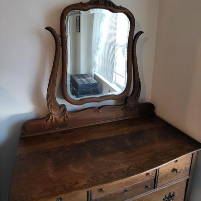 LOT 25M: Antique Tiger Oak Wood Dresser w Vanity Mirror