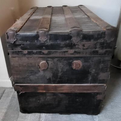 LOT 26M: Vintage Steamer Style Trunk