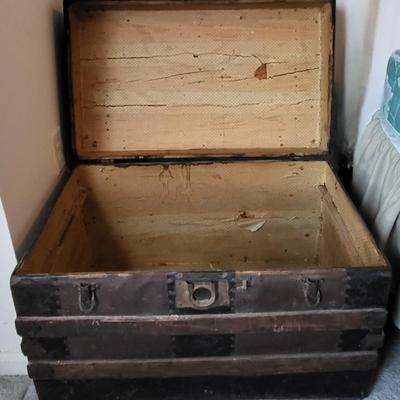 LOT 26M: Vintage Steamer Style Trunk