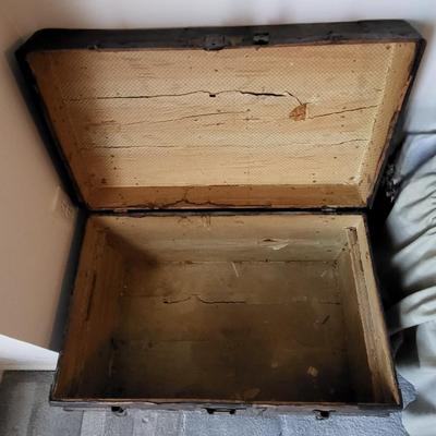 LOT 26M: Vintage Steamer Style Trunk