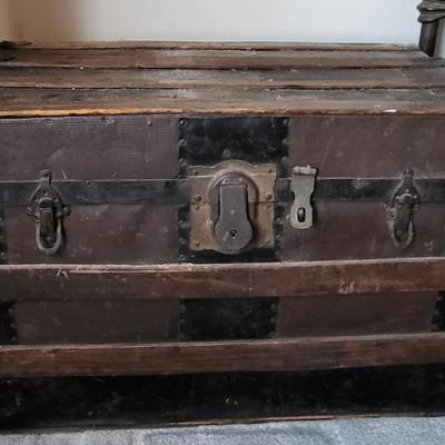 LOT 26M: Vintage Steamer Style Trunk