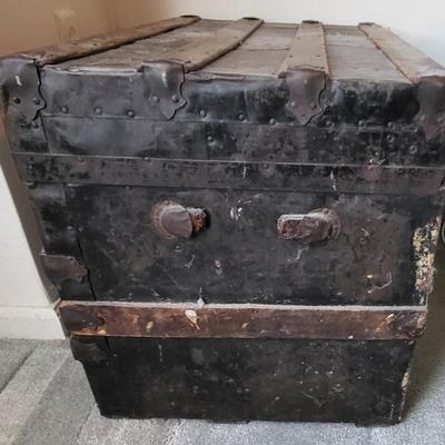 LOT 26M: Vintage Steamer Style Trunk