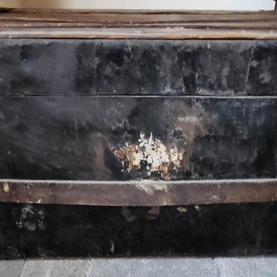 LOT 26M: Vintage Steamer Style Trunk