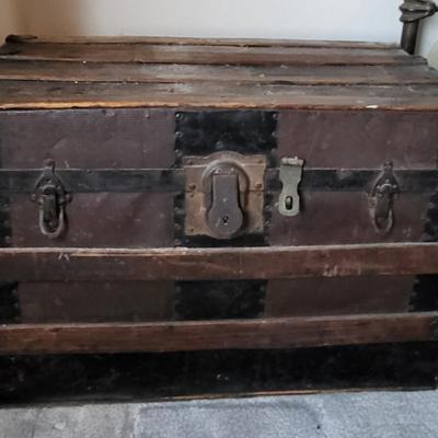 LOT 26M: Vintage Steamer Style Trunk