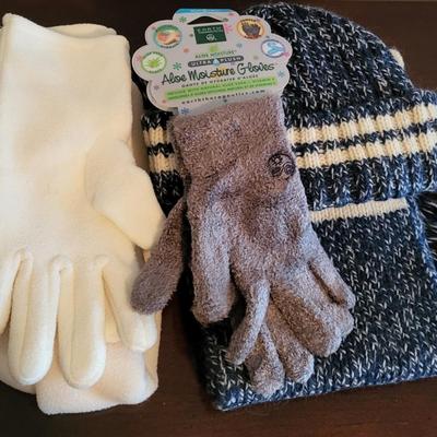 LOT 30M Scarfs, Hats, & Gloves