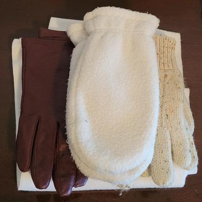 LOT 30M Scarfs, Hats, & Gloves